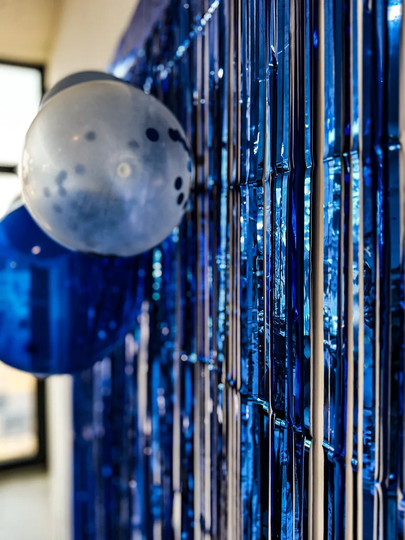 MyPicBox blauer Glitzervorhang